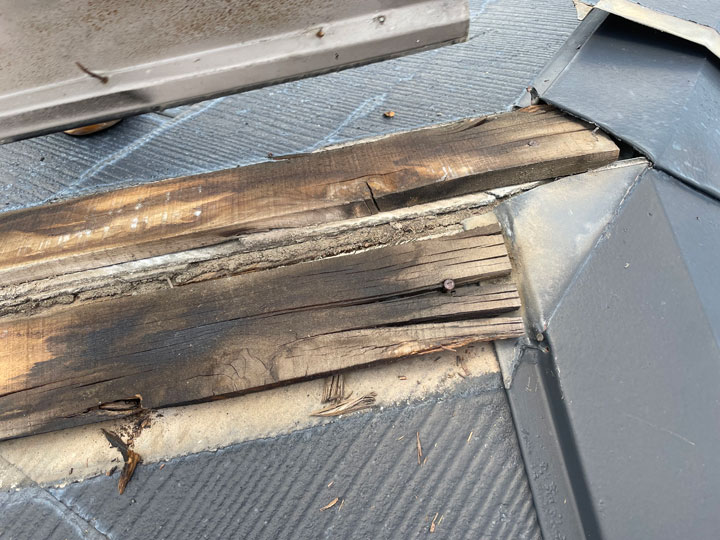 棟板金の破損個所