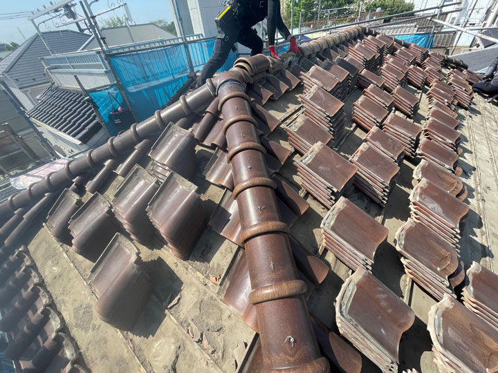 瓦の撤去費用はいくら？スレートとの比較や葺き替えのタイミングを解説