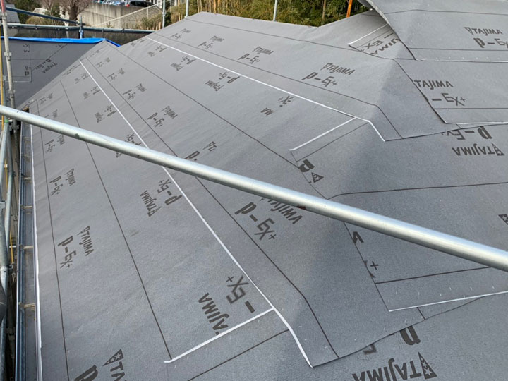 屋根の防水シートとは？重要性と施工方法、高耐久シートの選び方を解説