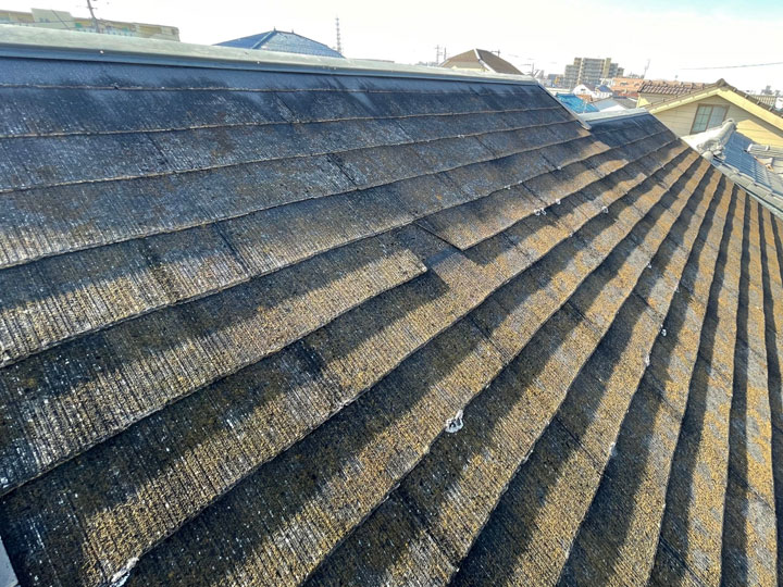 かなり劣化が進行しているスレート屋根