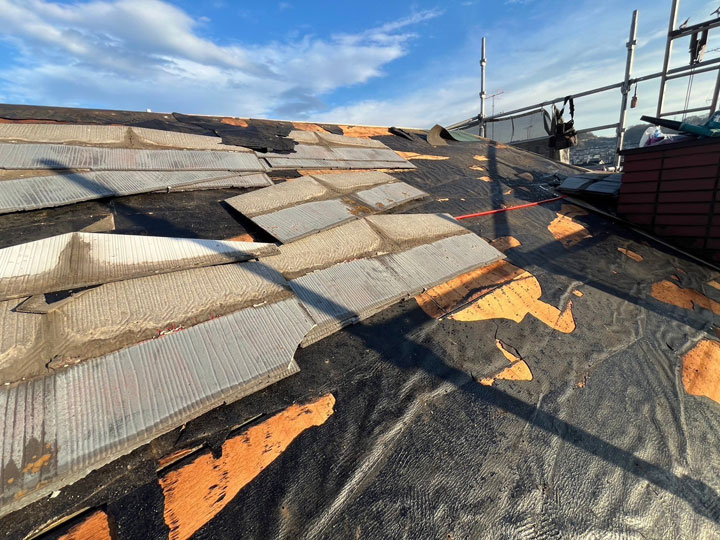 コロニアル屋根にアスベストが含まれる場合の影響と葺き替え費用