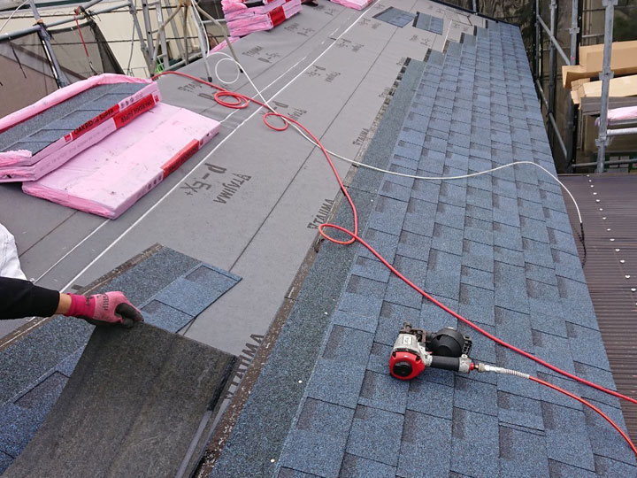 アスファルトシングル屋根の魅力とは？特徴やメリット、後悔しないための注意点