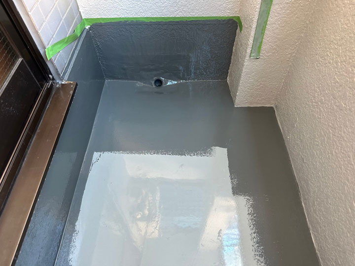 定期的なトップコートの塗り替えや防水工事が必要となります。