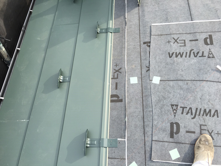 とにかく軽量な金属屋根材