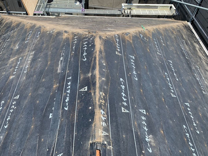 葺き替えのため既存屋根材を剥がしたあと