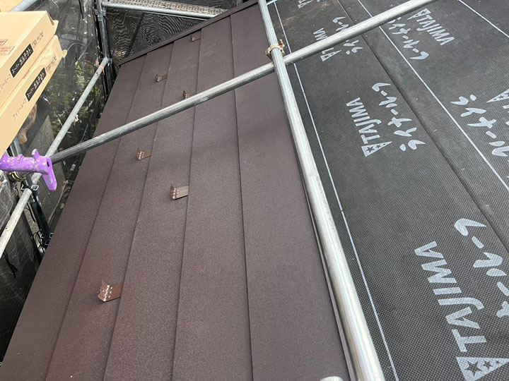 高耐久の金属屋根材と相性が良い