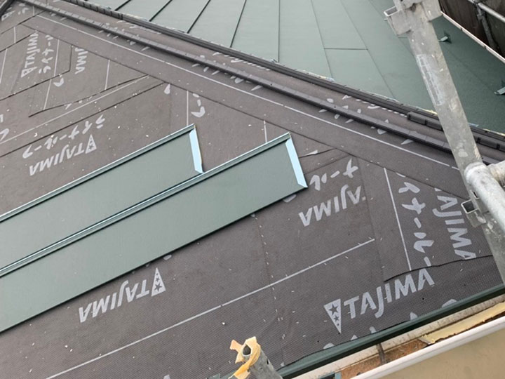 高耐久屋根材に相性抜群、長寿命を叶えるニューライナールーフィング