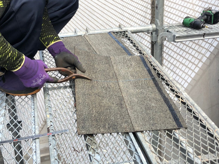 アスファルトシングル材をカットしている様子