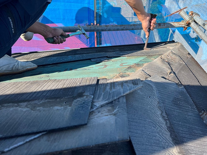 街の屋根やさんでの葺き替えの様子