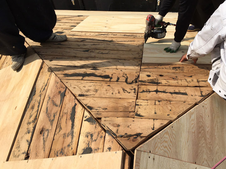 葺き替え工事で野地板を補強