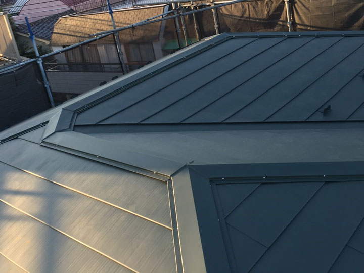 ガルバリウム屋根材とは？人気の理由やリフォーム方法、ジンカリウム鋼板との違い