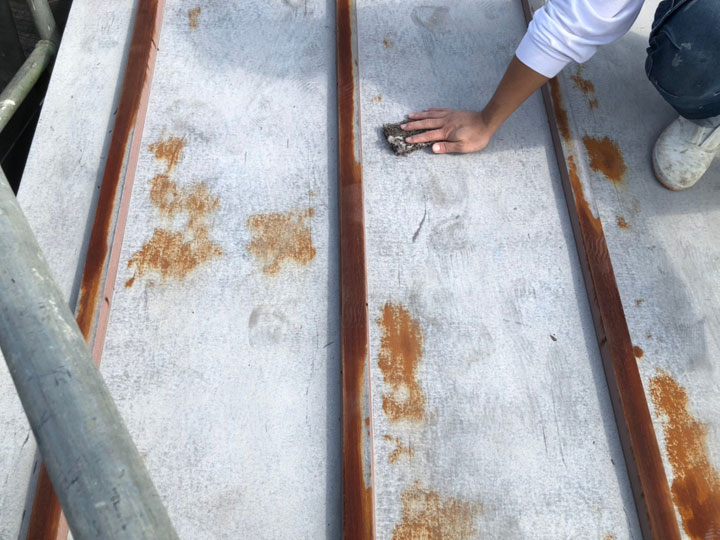 屋根塗装前の補修が重要！スレート・金属屋根別の下地処理と施工ポイント