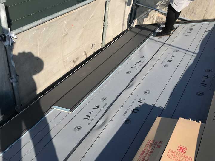 軽量な金属屋根材での葺き替えの様子