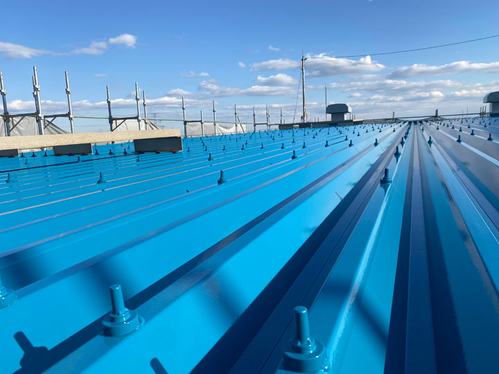 工場の屋根種類とは？折板屋根・波型スレートの特徴とメンテナンス方法を解説