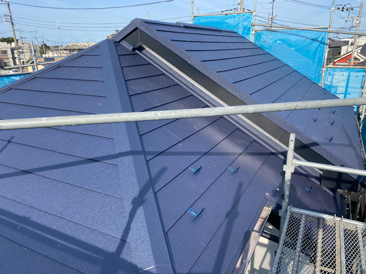 ガルバリウム鋼板屋根の施工価格の目安や、屋根材としてのメリット・デメリットについて分かりやすく解説