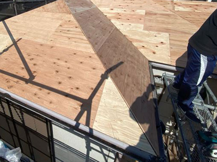 葺き替えで新しくなった野地板