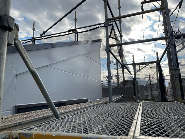 屋根塗装の足場代はいくら？必要性と費用相場・他工事への活用方法を解説