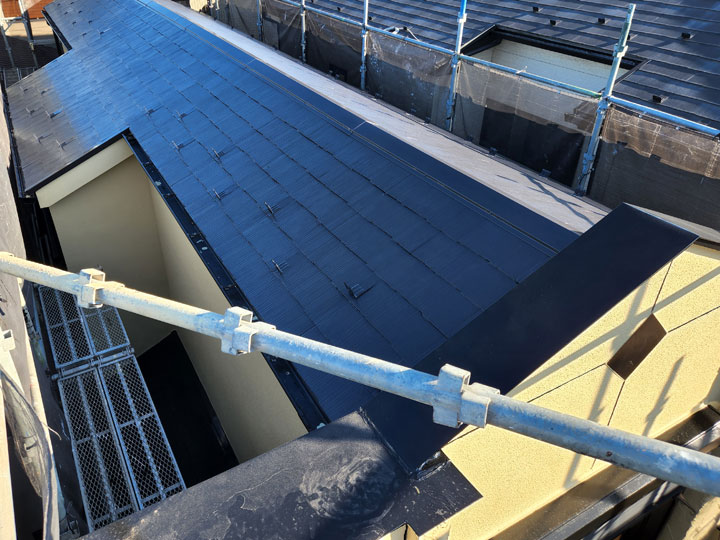 カラーベストとコロニアルの違いとは？屋根材の関係性や特徴、メンテナンスの注意点