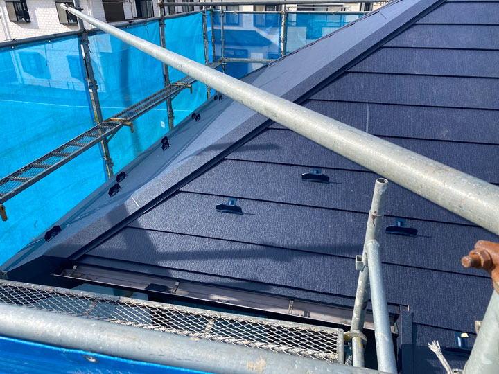 瓦屋根と比べると重量が大幅に軽いため、建物への負担を抑えられます