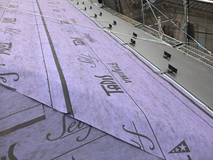 タディスセルフの耐用年数はどのくらい？粘着式ルーフィングが選ばれる理由