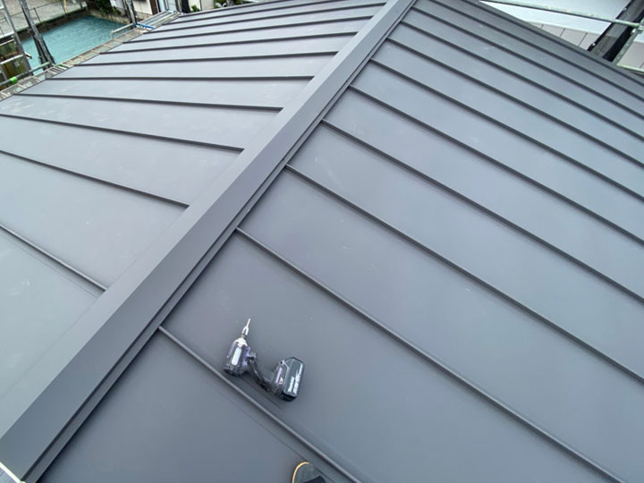 縦葺き屋根の写真