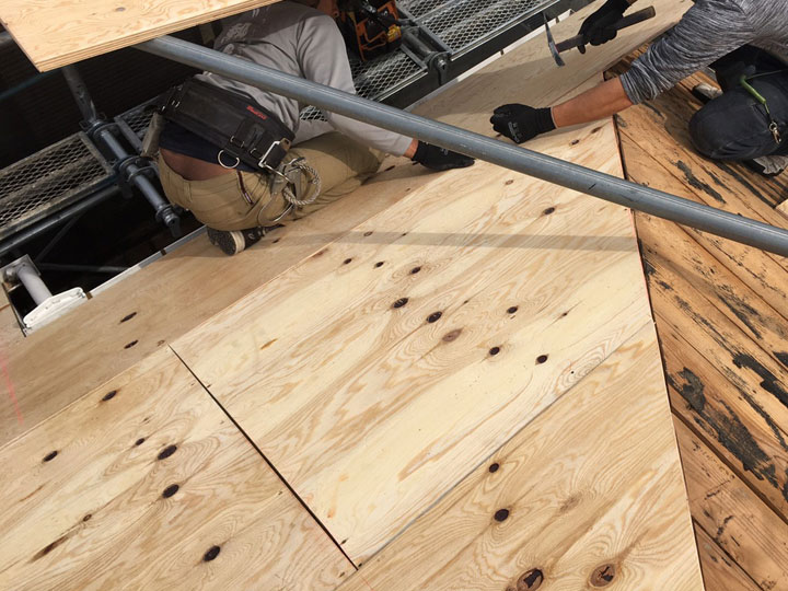 屋根の構造部を施工中