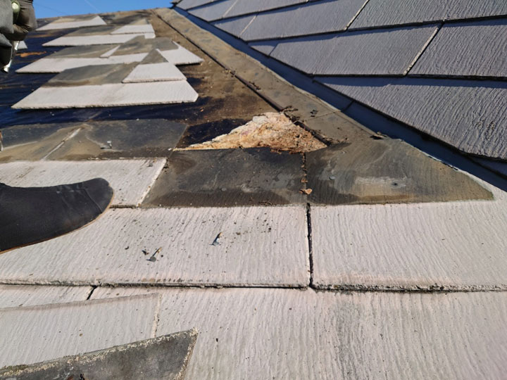 アスベスト含有屋根材の葺き替えの様子