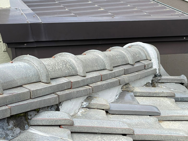 棟瓦とは？瓦屋根の頂点を支える仕組みと2つの工法、修理のタイミングを解説