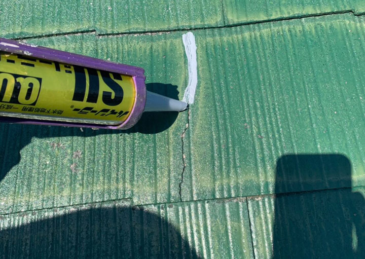 屋根のひび割れ原因とは？補修方法とリフォームの判断ポイントを解説