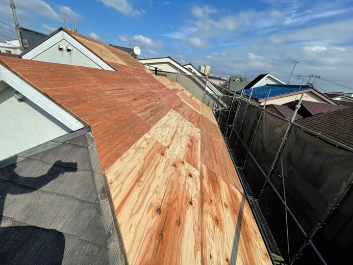 葺き替え中の屋根