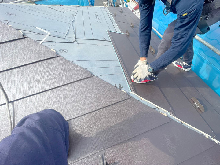 近年はガルバリウム鋼板やSGL鋼板などの金属屋根が人気ですが、製品のグレードによっても費用差が生じます。