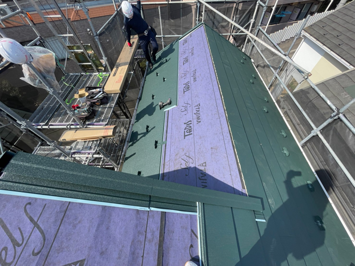 屋根カバー工法で金属屋根を施工
