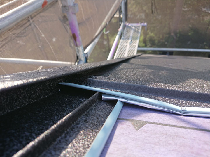 L字型に加工された金属の板が「唐草」