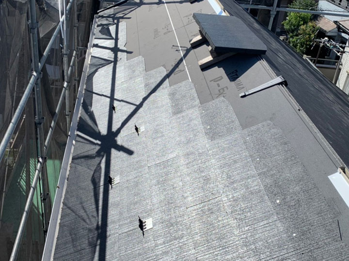 コロニアル葺き屋根とは？メンテナンスの注意点と最新の施工相場