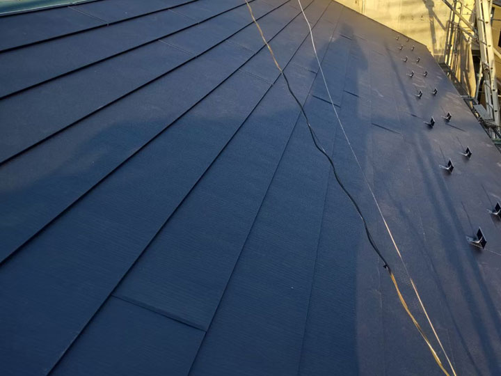 軽量な金属屋根やスレート屋根に変更するケースも多く見られます。