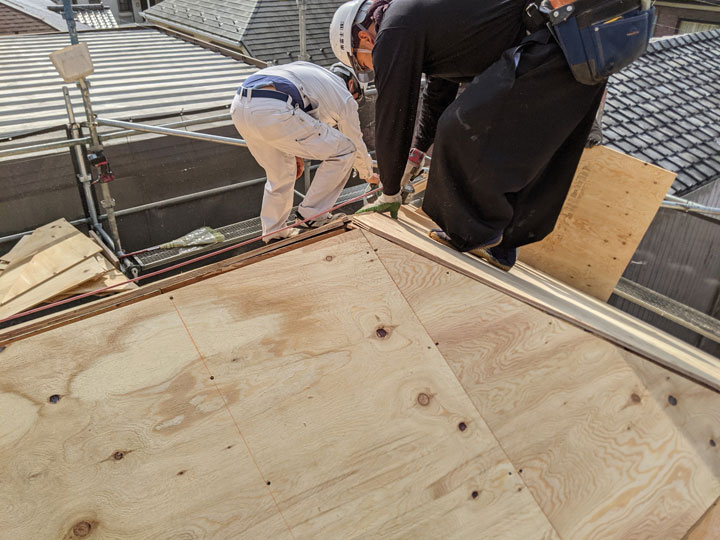 屋根の野地板交換費用はいくら？増し張りと張り替えの違いと注意点を解説