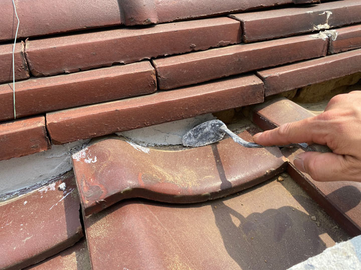 詰め直し中の漆喰