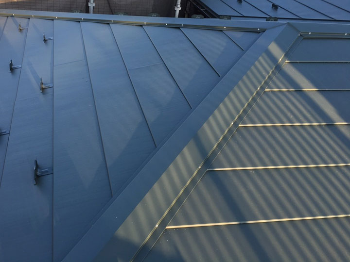 屋根ガルバリウム鋼板の魅力とは？SGL鋼板との違いと人気製品の特長