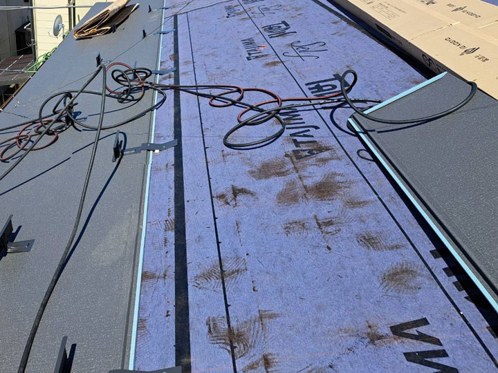 屋根カバー工法の様子