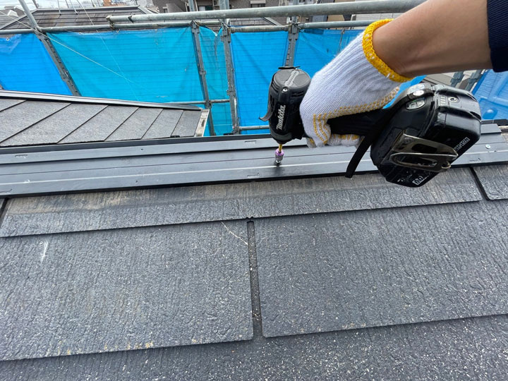 街の屋根やさんでの棟の補修
