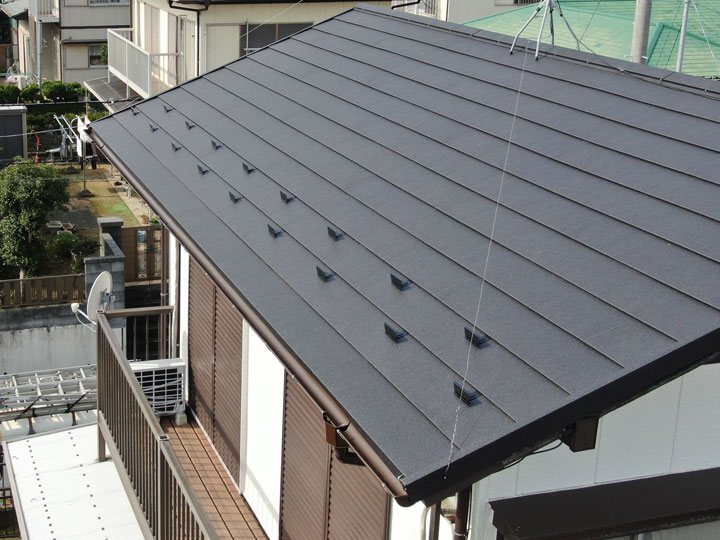 横葺き屋根の施工ガイド！縦葺きとの違いや失敗しないための勾配について