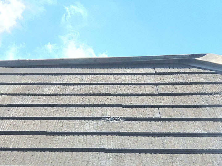 屋根の頂上にある金属製のカバー「棟板金」を固定している釘が、経年劣化で抜けてきている状態