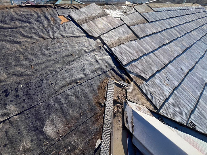 屋根材にアスベストは含まれている？見分け方とリフォーム費用への影響を解説