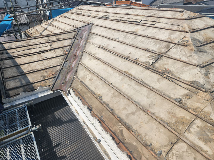 瓦屋根の葺き替え途中