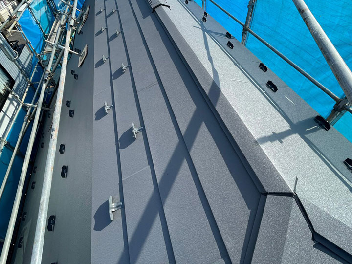 ガルバリウム鋼板などの金属屋根が主流となっており、軽量で耐震性に優れている点が評価されています。