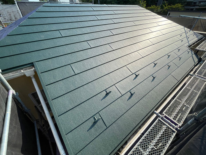 ガルバリウム屋根の種類と特徴を徹底解説！縦葺き・横葺きの違いも紹介