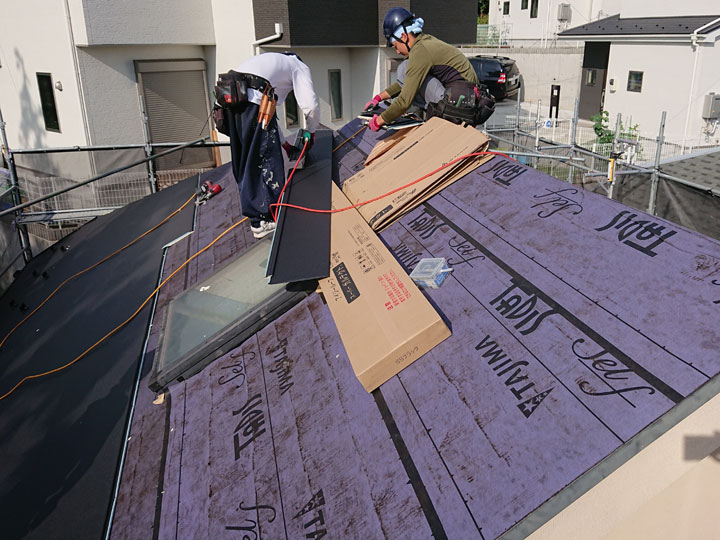 街の屋根やさんの葺き替えの様子