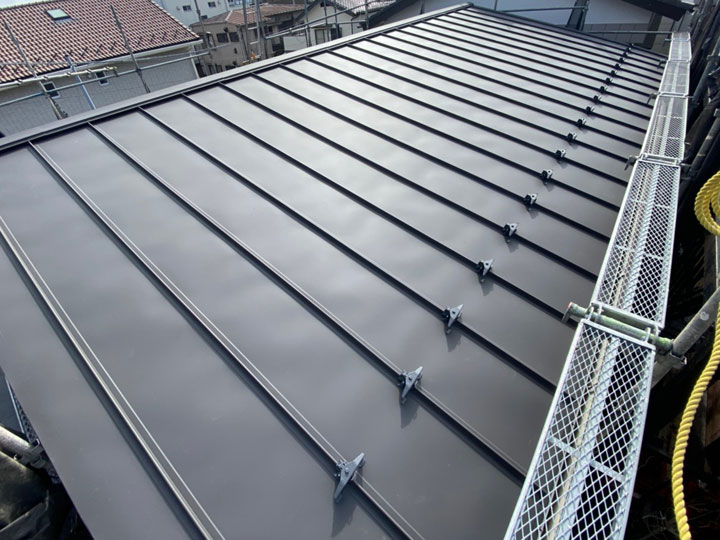 縦葺き屋根の種類や特徴を解説!施工のポイントも紹介