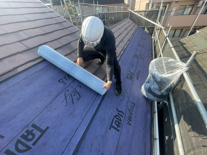 屋根カバー工法の費用相場は？屋根材に金属屋根が選ばれる理由と注意点を解説