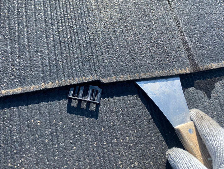 スレート屋根塗装に使用されるタスペーサーとは？縁切りの重要性とカッター工法との違い
